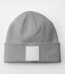 Beechfield_Applique-Patch-Beanie_B337R_ash_white_flat-shot