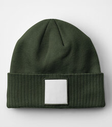 Beechfield_Applique-Patch-Beanie_B337R_olive-green_white_flat-shot