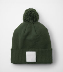 Beechfield_Applique-Patch-Pom-Beanie_B338R_olive-green_white_flat-shot