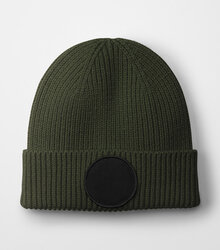 Beechfield_Circular-Fashion-Patch-Beanie_B332R_olive-green_black_flat-shot