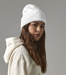 Beechfield_Circular-Patch-Beanie_B446_white_lifestyle_22469