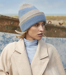 Beechfield_Colour-Block-Beanie_B391R_natural-stone_dusty-blue_lifestyle_3246