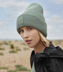 Beechfield_Deep-Cuffed-Tonal-Patch-Beanie_B336R_dusty-green_lifestyle_0904