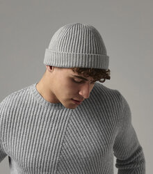 Beechfield_Harbour-Beanie_B383R_light-grey_lifestyle_21123